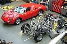 CMC M-269 1/18 Ferrari 250 LM ROLLING CHASSIS und KAROSSERIE in Vitrine